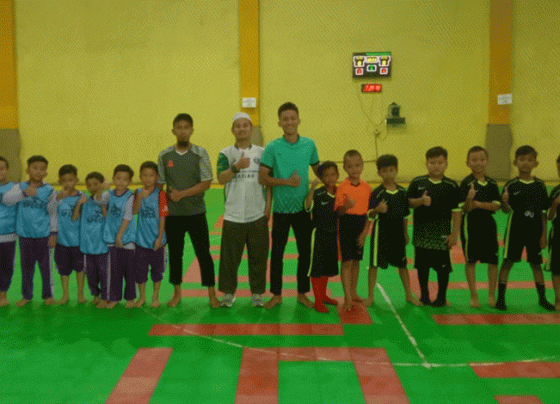 Foto bersama siswa SD Asiah sebelum bermain futsal, Senin, 19 Juni 2023.