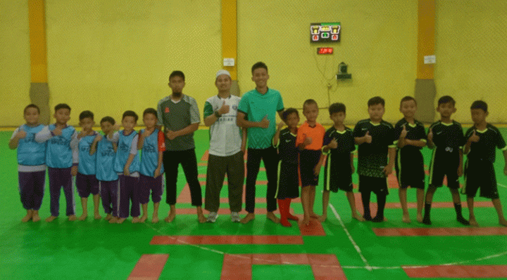 Foto bersama siswa SD Asiah sebelum bermain futsal, Senin, 19 Juni 2023.
