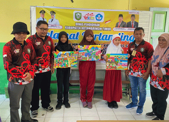 Foto bersama siswi peraih juara 1,2, dan 3 cerita bergambar FLS2N Tingkat Kabupaten Kotim dengan karya mereka pada 29 31 Mei 2023.