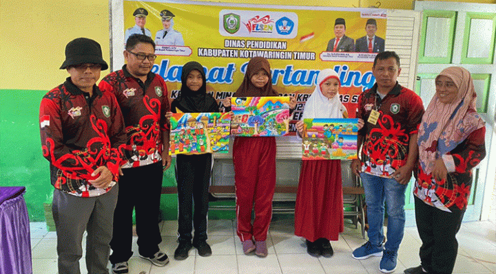 Foto bersama siswi peraih juara 1,2, dan 3 cerita bergambar FLS2N Tingkat Kabupaten Kotim dengan karya mereka pada 29 31 Mei 2023.