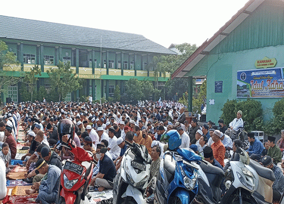 Jemaah Salat Iduladha di halaman Masjid Al Muhajirin, Rabu, 28 Juni 2023.