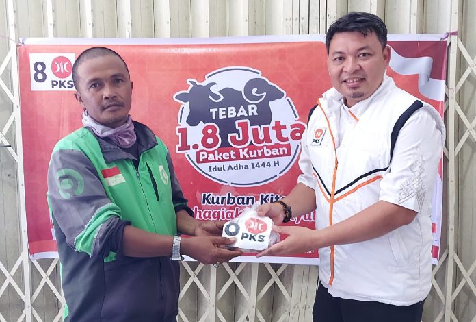 PKS Kalteng Bagikan Daging Kurban untuk Masyarakat yang Membutuhkan