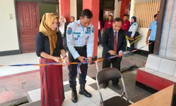 Kalapas Sampit, bersama Ketua PKBH STIH Habaring Hurung serta Ketua PKBH Eka Hapakat  membuka secara resmi Posbakum dengan pemotongan pita.