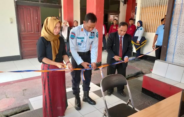 Kalapas Sampit, bersama Ketua PKBH STIH Habaring Hurung serta Ketua PKBH Eka Hapakat  membuka secara resmi Posbakum dengan pemotongan pita.