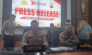 Kapolres Kotim AKBP Sarpani didampingi Kabag Ops Kompol Samsul Bahri di kegiatan pres rilis pemgungkapan TPPO, Jumat, 23 Juni 2023.