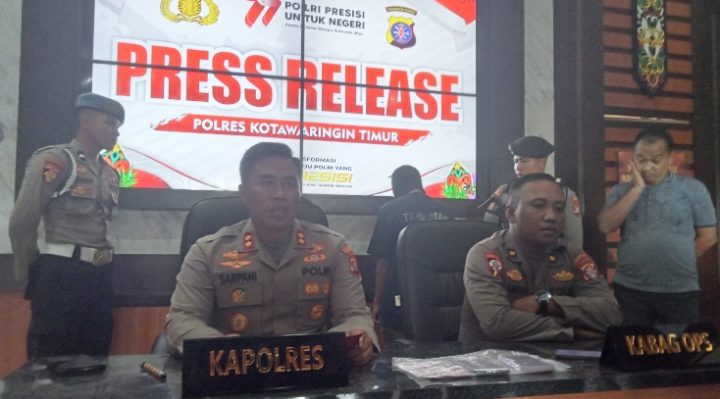 Kapolres Kotim AKBP Sarpani didampingi Kabag Ops Kompol Samsul Bahri di kegiatan pres rilis pemgungkapan TPPO, Jumat, 23 Juni 2023.