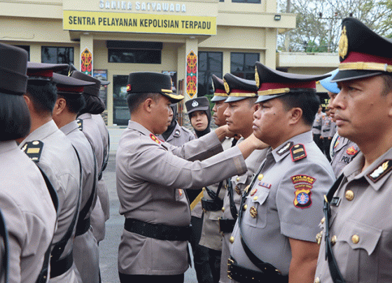 Kapolres Kotim AKBP Sarpani saat memimpin upacara serah terima jabatan di halaman Mapolres Kotim, Selasa, 20 Juni 2023.