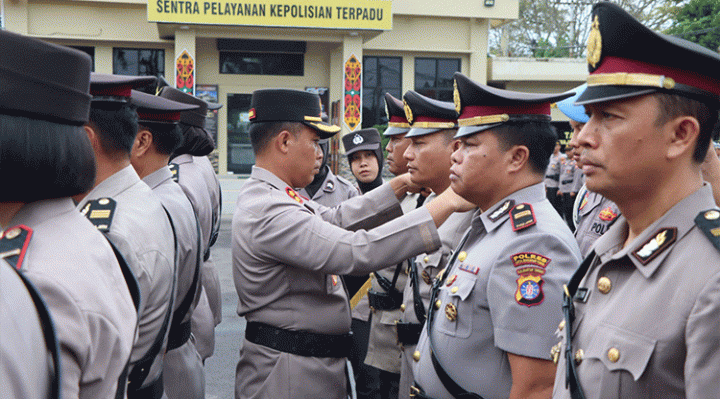 Kapolres Kotim AKBP Sarpani saat memimpin upacara serah terima jabatan di halaman Mapolres Kotim, Selasa, 20 Juni 2023.