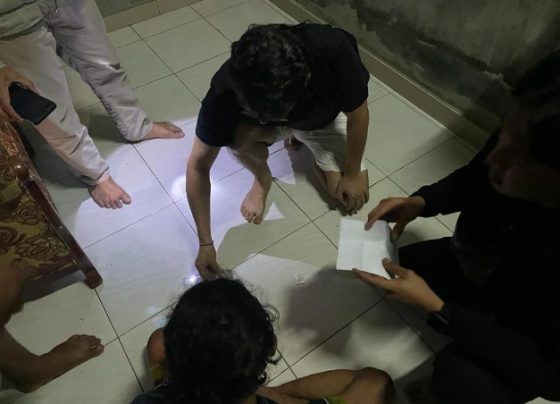 Kasat Narkoba Polres Kotim AKP Bagus Winarmoko bersama anghota lainnya saat mengamankan tersangka di rumahnya.