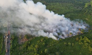 Kebakaran lahan yang terjadi di Jalan Jendral Sudirman Km 21, Kecamatan Mentawa Baru Ketapang, Kotim, dilihat dari udara.
