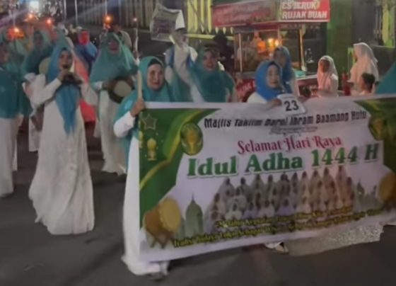 Kegiatan pawai obor dalam rangka menyambut Hari Raya Iduladha 1444 H di Kecamatan Baamang, Rabu, 28 Juni 2023.