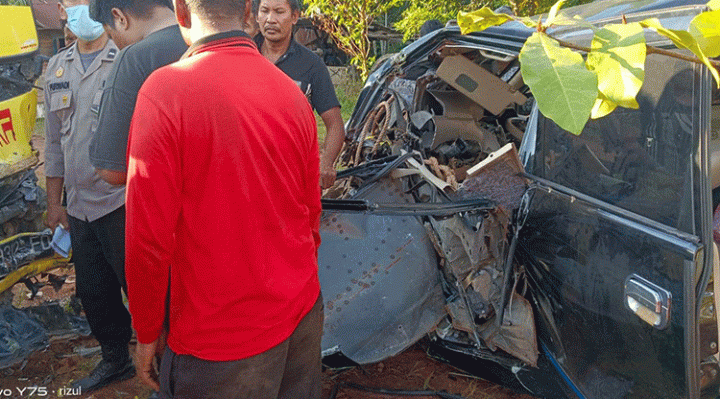 Kendaraan yang diduga milik Anggota TNI yang terlibat kecelakaan di Desa Jemaras, Jalan Cilik Riwut KM 42, Kecamatan Cempaga, Kabupaten Kotawaringin Timur, Senin, 12 Juni 2023.