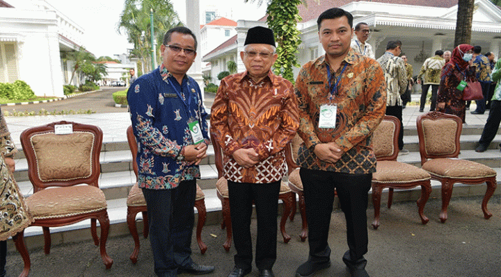 Kepala DPMPTSP Kotim Diana Setiawan saat berfoto bersama dengan Wakil Presiden RI Maruf Amin.