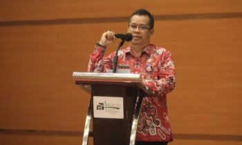 Kepala DPMPTSP Kotim Diana Setiawan saat menyampaikan sambutan.