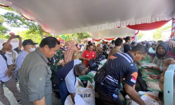 Kepala Dinas Ketahanan Pangan Kotim Muhamad Yusuf memantau persiapan Heralan Pangan Murah serentak di Taman Kota Sampit, Senin, 26 Juni 2023.