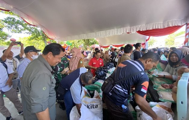 Kepala Dinas Ketahanan Pangan Kotim Muhamad Yusuf memantau persiapan Heralan Pangan Murah serentak di Taman Kota Sampit, Senin, 26 Juni 2023.