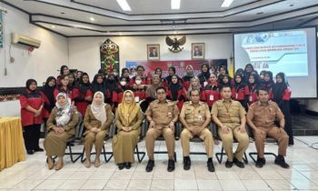 Kepala Disnakertrans Kotim Johny Tangkere beserta jajaran saat berfoto bersama dengan peserta magang
