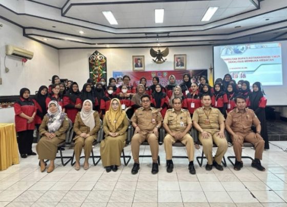 Kepala Disnakertrans Kotim Johny Tangkere beserta jajaran saat berfoto bersama dengan peserta magang