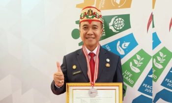 Kepala Dispora Kotim Wim RK Benung saat memperlihatkan piagam Pelatihan Kepemimpinan Nasional II di Surabaya.