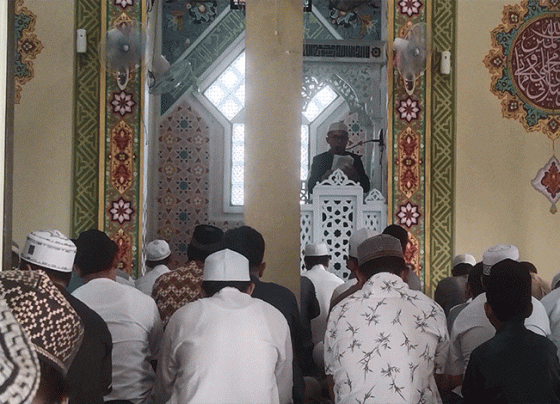 Kepala Kementerian Agama Katingan H Hasan Basri saat khutbah salat Idul Adha di Masjid At Taawun Kasongan, Kamis, 29 Juni 2023.