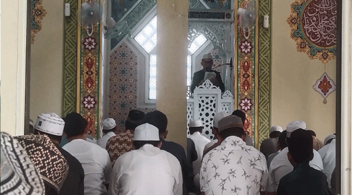Kepala Kementerian Agama Katingan H Hasan Basri saat khutbah salat Idul Adha di Masjid At Taawun Kasongan, Kamis, 29 Juni 2023.