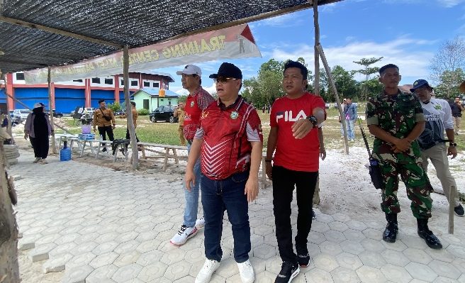 Ketua Cabor Panahan Kotim Dadang Siswanto saat mendampingi Bupati Kotim dan Ketua KONI Kotim saat meninjau venue panahan, Senin, 19 Juni 2023.