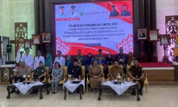 Ketua DPRD Kotim Rinie Anderson (kemeja abu abu) bersama dengan Bupati, Wabup saat berfoto bersama dengan penjabat kades baru dan kades lama.