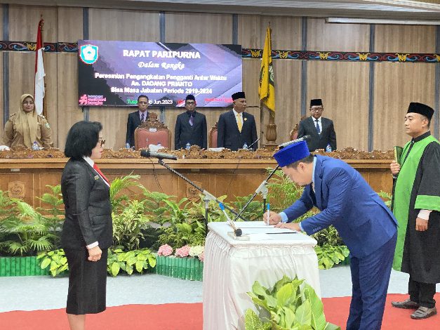 DPRD Kotim Melantik Pengganti Mendiang Anang Kepeliyus