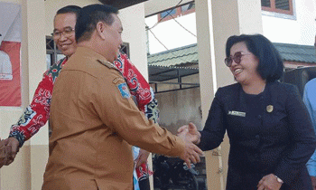 Ketua DPRD Kotim Rinie bersalaman dengan Bupati Kotim Halikinnor mengikuti penyerahan bantuan ambulans, Selasa, 13 Juni 2023.