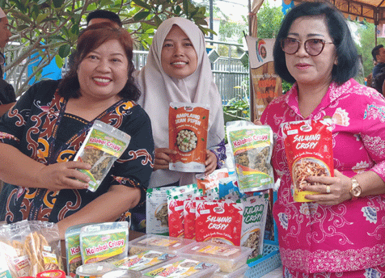 Ketua DPRD Kotim Rinie mengunjungi stand di UMKM Expo Kemenkeu, Kamis, 15 Juni 2023.