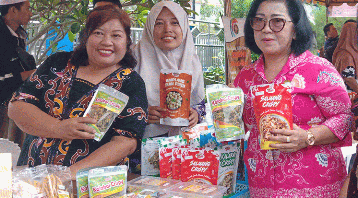 Ketua DPRD Kotim Rinie mengunjungi stand di UMKM Expo Kemenkeu, Kamis, 15 Juni 2023.
