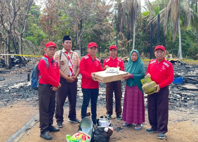 Ketua DPRD Seruyan Menyerahkan Bantuan untuk Korban Kebakaran