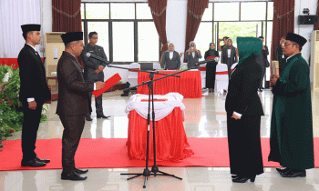 Ketua DPRD Seruyan Zuli Eko Prasetyo saat mengambil sumpah dan janji peresmian pengangkatan Pengganti Antar Waktu (PAW) anggota DPRD sisa masa jabatan tahun 2019 2024.