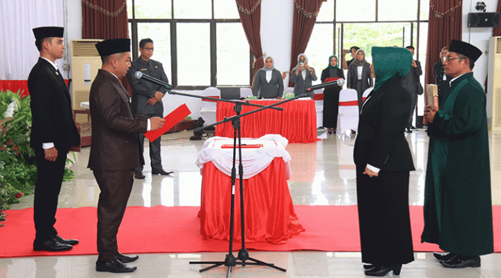 Ketua DPRD Seruyan Zuli Eko Prasetyo saat mengambil sumpah dan janji peresmian pengangkatan Pengganti Antar Waktu (PAW) anggota DPRD sisa masa jabatan tahun 2019 2024.
