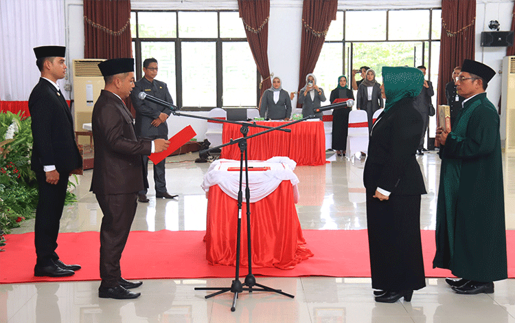 Zuli Eko Melantik Siti Mulyati Sebagai PAW Anggota DPRD Seruyan