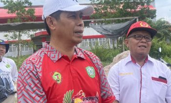 Ketua KONI Kotim (topi putih) Ahyar Umar dan Wakil Ketua II KONI Kotim Samsudin Molanu saat diwawancarai, Senin, 19 Juni 2023.
