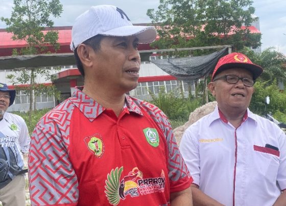 Ketua KONI Kotim (topi putih) Ahyar Umar dan Wakil Ketua II KONI Kotim Samsudin Molanu saat diwawancarai, Senin, 19 Juni 2023.