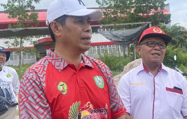 Ketua KONI Kotim (topi putih) Ahyar Umar dan Wakil Ketua II KONI Kotim Samsudin Molanu saat diwawancarai, Senin, 19 Juni 2023.