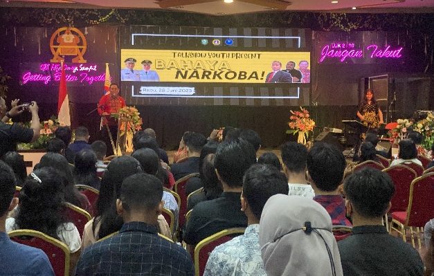Ketua Panitia Admadi Sastra saat sambutan sosialisasi bahaya narkoba Gereja Bethel Tebernakel Alfa Omega, Rabu, 28 Juni 2023.