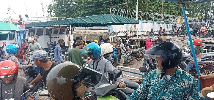 Kondisi dermaga penyeberangan Sampit Kecamatan Seranau, Selasa, 20 Juni 2023.