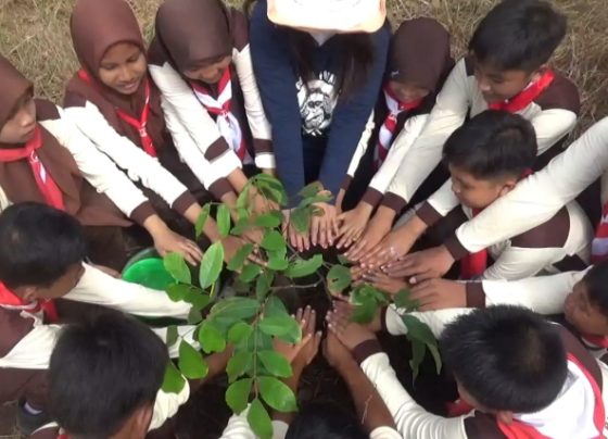 Manajer Kampanye Orangutan OFI, Doprawati Siburian bersama para siswa SDN 10 Pelangsian usai menanam pohon, Selasa, 6 Juni 2023.