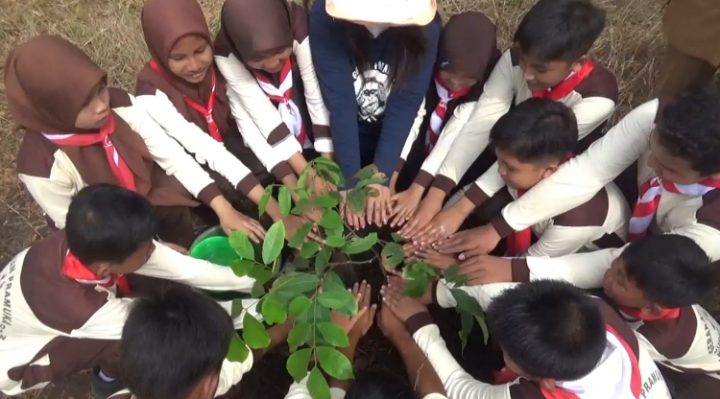 Manajer Kampanye Orangutan OFI, Doprawati Siburian bersama para siswa SDN 10 Pelangsian usai menanam pohon, Selasa, 6 Juni 2023.