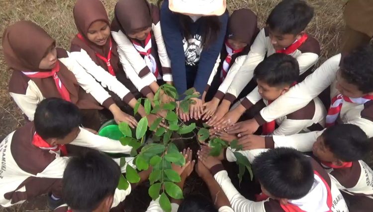 Pelajar SD Desa Pelangsian bersama OFI Peringati Hari Lingkungan Hidup Sedunia
