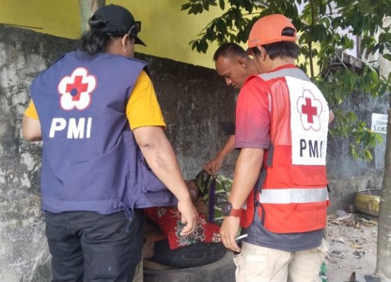 Mayat Johan saat diidentifikasi oleh petugas, setelah ditemukan di depan Hotel Borneo Putra, Sabtu, 3 Juni 2023.