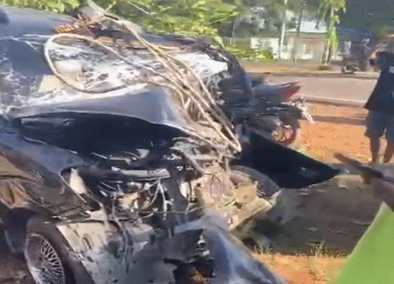 Mobil minibus yang terlibat kecelakaan di Jalan Tjilik Riwut, Desa Jemaras, Cempaga, Kotim. Senin, 12 Juni 2023.