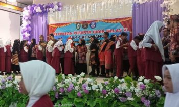 Momen kelulusan sekaligus perpisahan siswa tingkat akhir SDN 4 Ketapang di Gedung Wanita, Kamis, 8 Juni 2023.