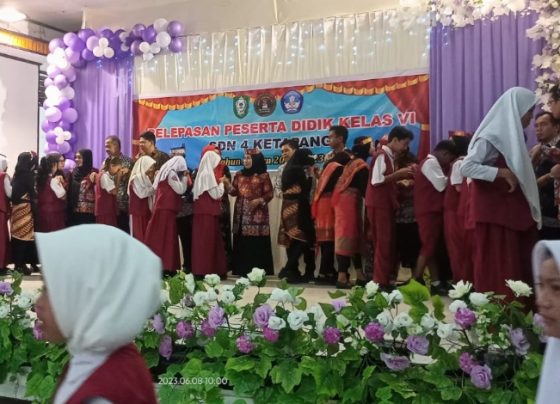 Momen kelulusan sekaligus perpisahan siswa tingkat akhir SDN 4 Ketapang di Gedung Wanita, Kamis, 8 Juni 2023.