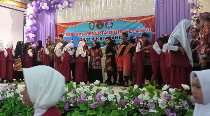Momen kelulusan sekaligus perpisahan siswa tingkat akhir SDN 4 Ketapang di Gedung Wanita, Kamis, 8 Juni 2023.
