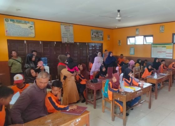 Para orang tua murid bersama anaknya di salah satu sekolah di Kotim.