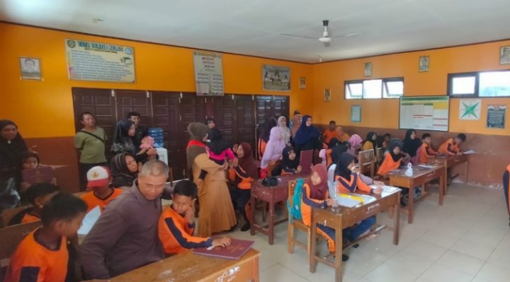 Para orang tua murid bersama anaknya di salah satu sekolah di Kotim.